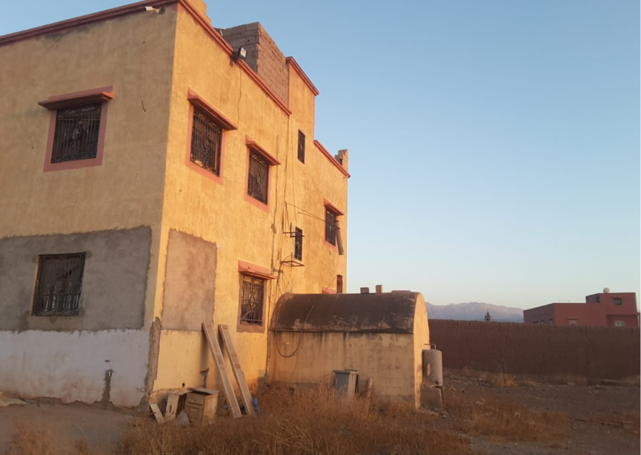 Terrain Unique avec Maison Semi-Finie à Vendre – Route de l’Ourika