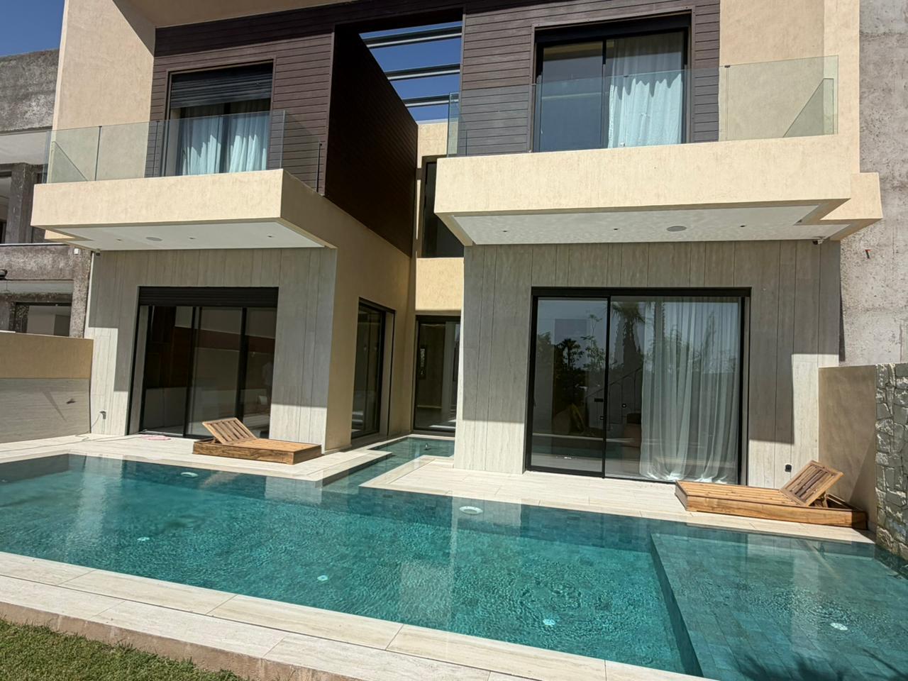 Villa 5 suites à vendre – Domaine golfique sécurisé Route de l’Ourika