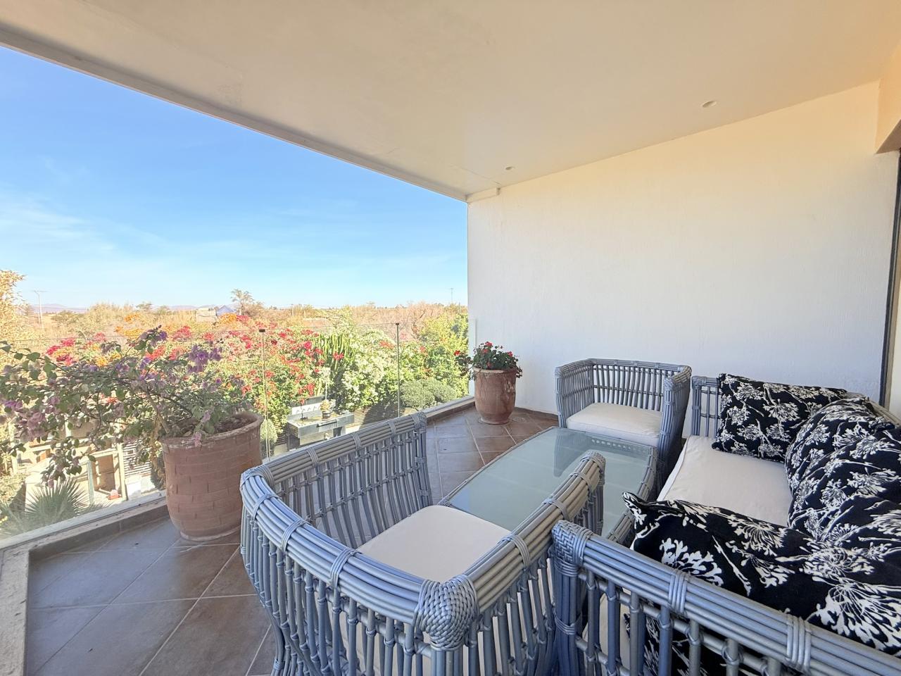 Villa moderne de 6 suites avec terrasse sur le toit et piscine à vendre - Route de Fès