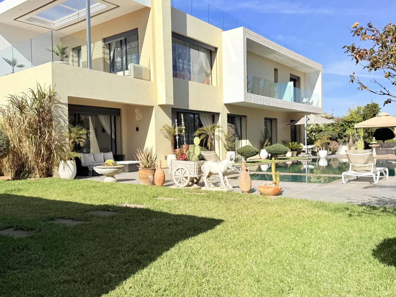 Villa moderne de 6 suites avec terrasse sur le toit et piscine à vendre - Route de Fès