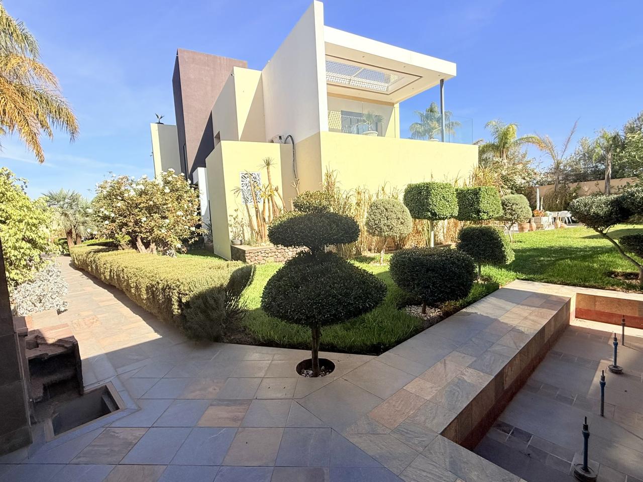 Villa moderne de 6 suites avec terrasse sur le toit et piscine à vendre - Route de Fès