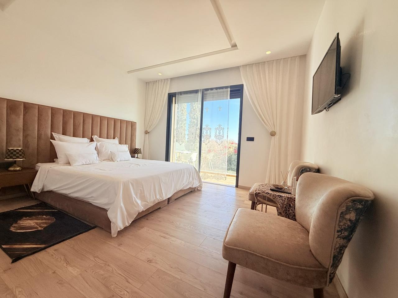 Villa moderne de 6 suites avec terrasse sur le toit et piscine à vendre - Route de Fès