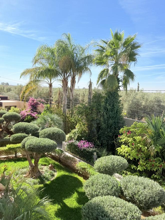 Villa moderne de 6 suites avec terrasse sur le toit et piscine à vendre - Route de Fès