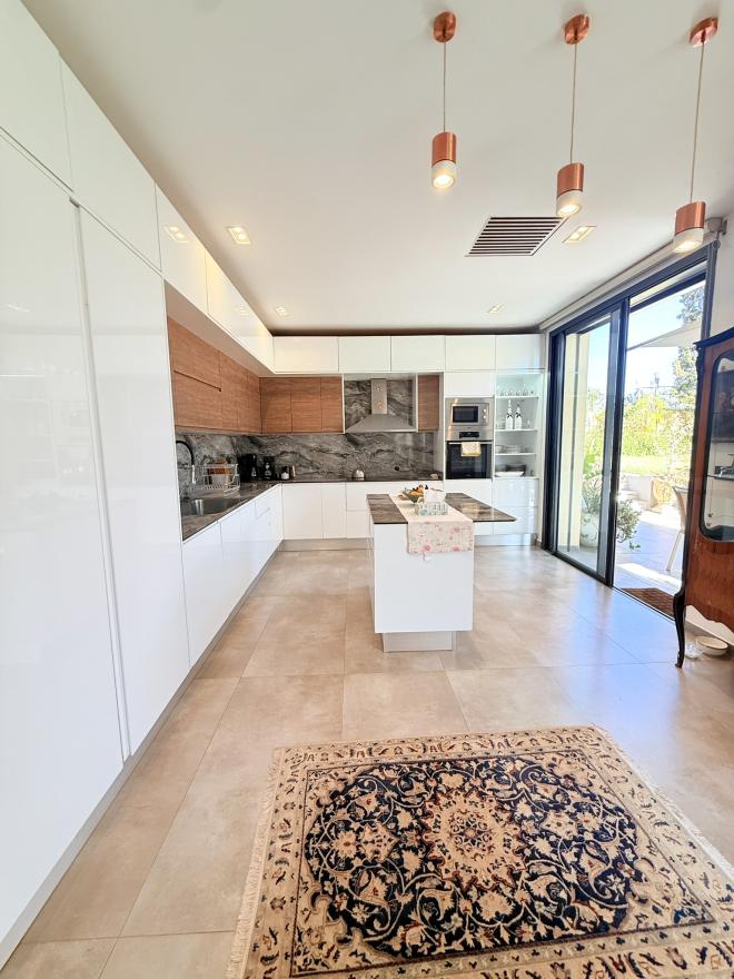 Villa moderne de 6 suites avec terrasse sur le toit et piscine à vendre - Route de Fès