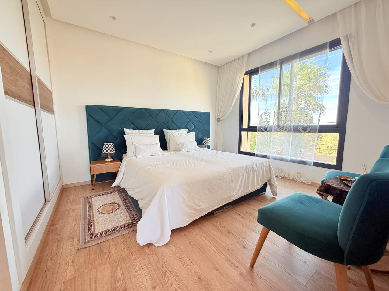 Villa moderne de 6 suites avec terrasse sur le toit et piscine à vendre - Route de Fès