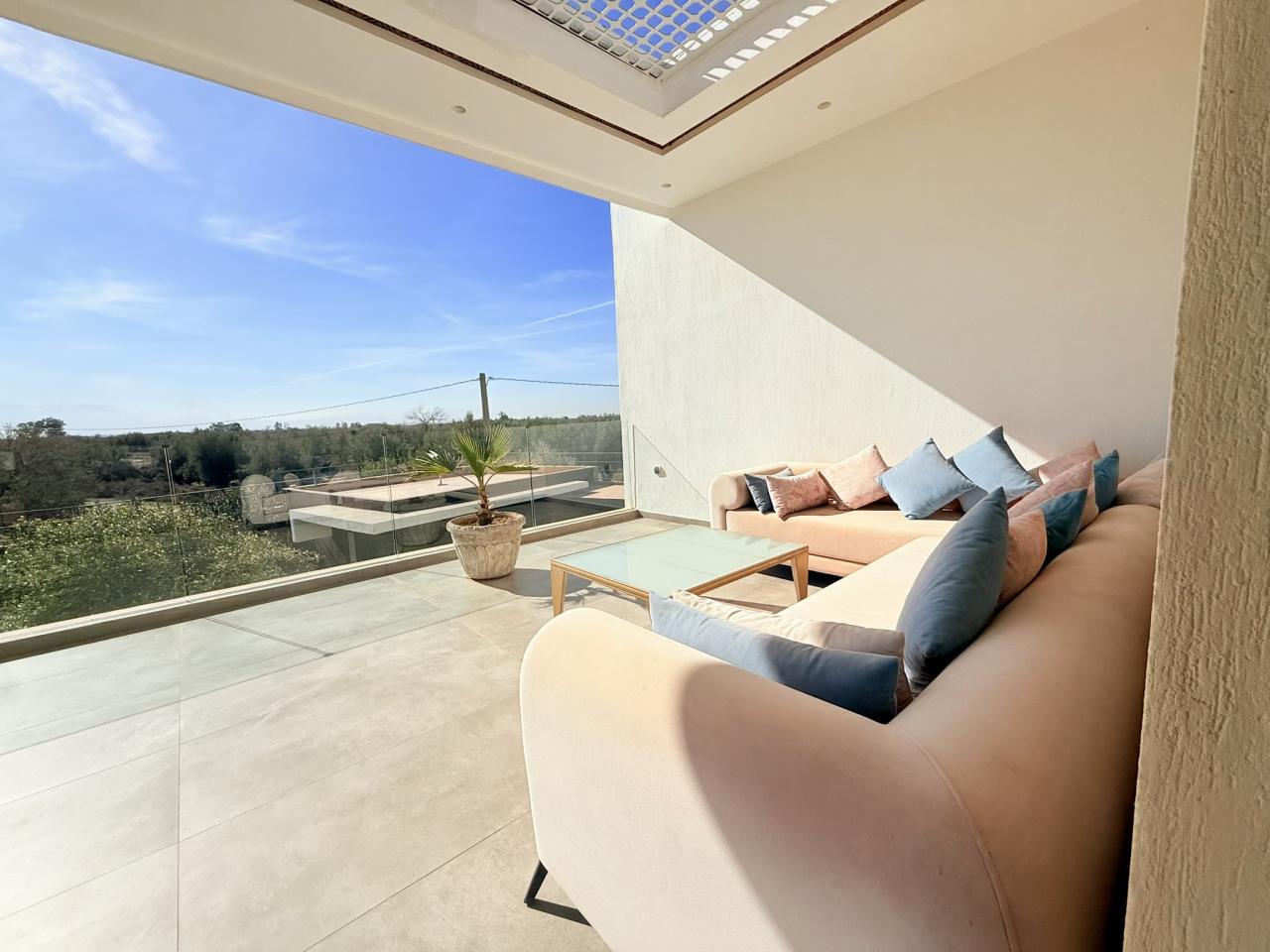 Villa moderne de 6 suites avec terrasse sur le toit et piscine à vendre - Route de Fès