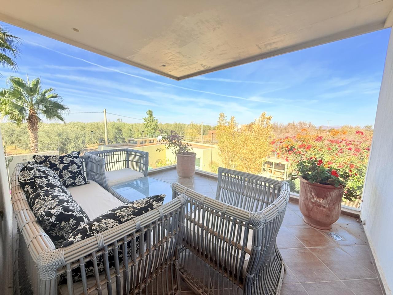 Villa moderne de 6 suites avec terrasse sur le toit et piscine à vendre - Route de Fès