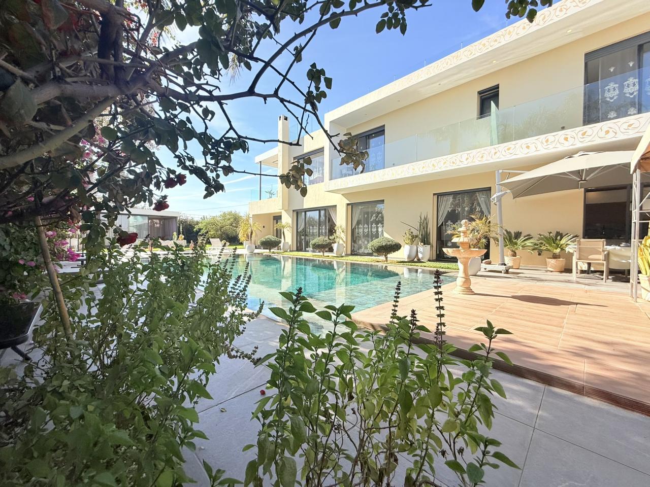 Villa moderne de 6 suites avec terrasse sur le toit et piscine à vendre - Route de Fès