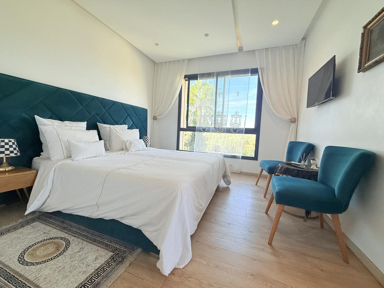 Villa moderne de 6 suites avec terrasse sur le toit et piscine à vendre - Route de Fès