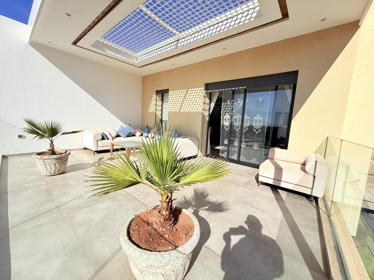 Villa moderne de 6 suites avec terrasse sur le toit et piscine à vendre - Route de Fès