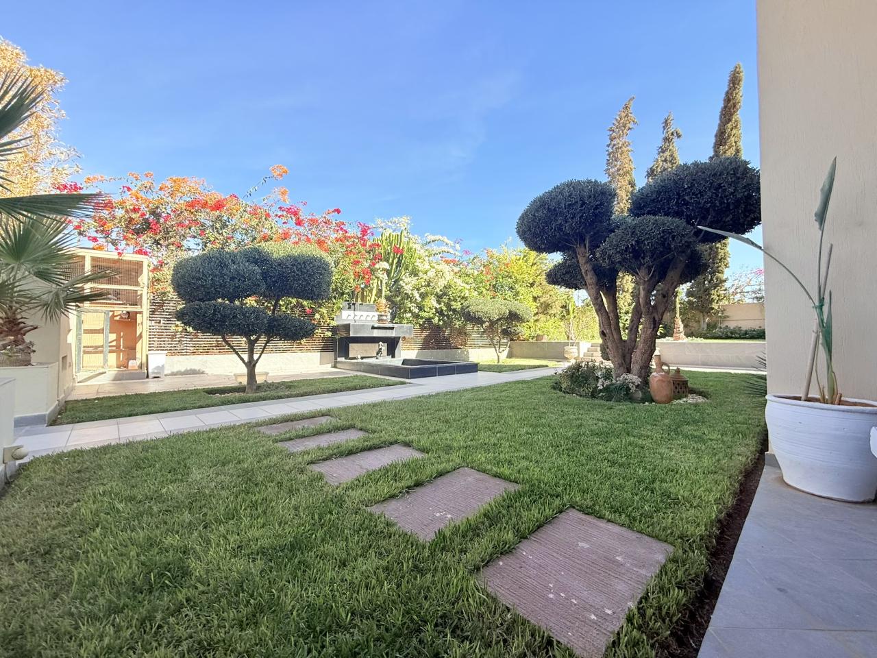 Villa moderne de 6 suites avec terrasse sur le toit et piscine à vendre - Route de Fès