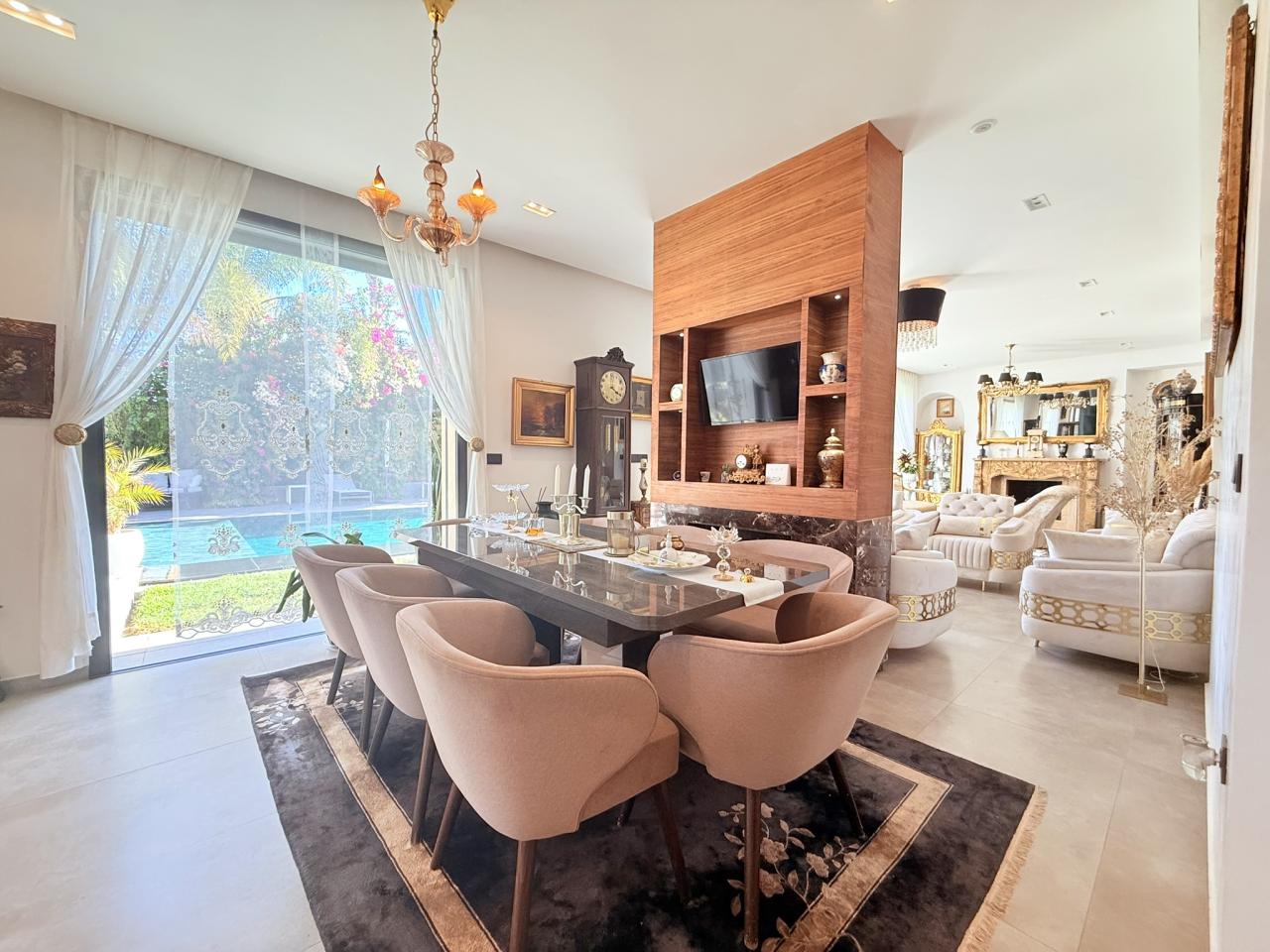 Villa moderne de 6 suites avec terrasse sur le toit et piscine à vendre - Route de Fès