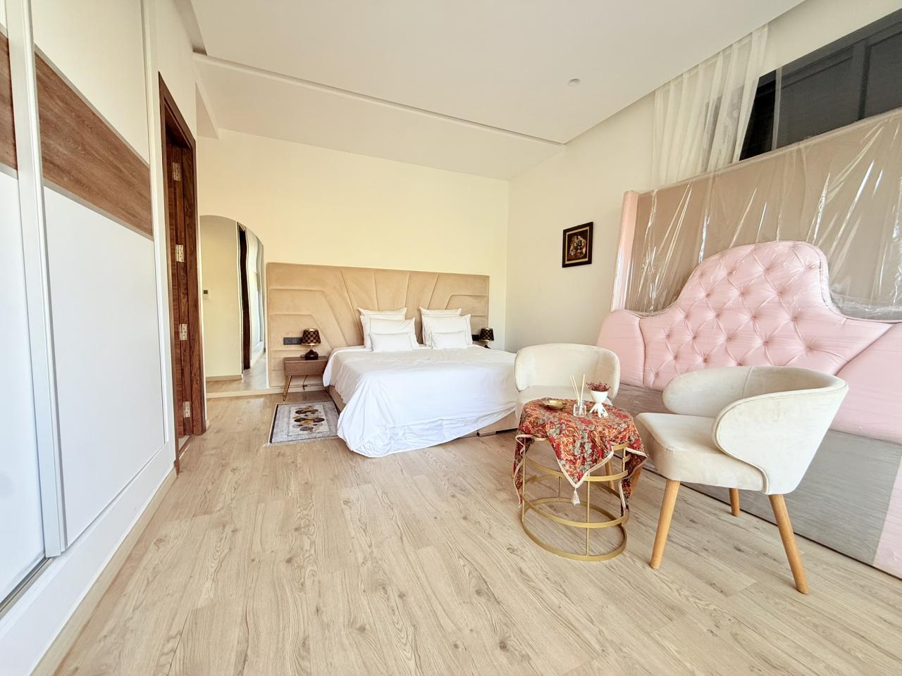 Villa moderne de 6 suites avec terrasse sur le toit et piscine à vendre - Route de Fès