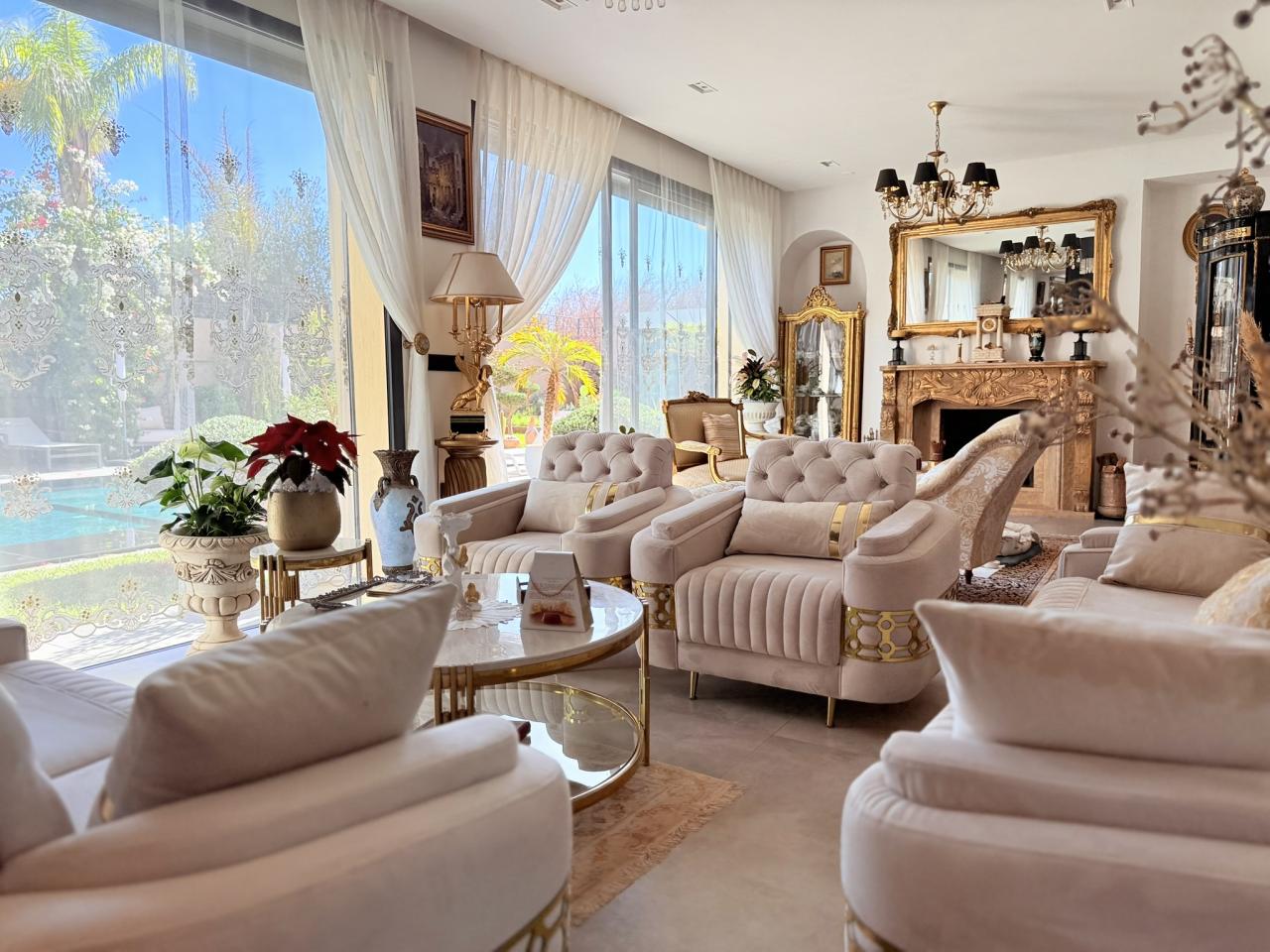 Villa moderne de 6 suites avec terrasse sur le toit et piscine à vendre - Route de Fès