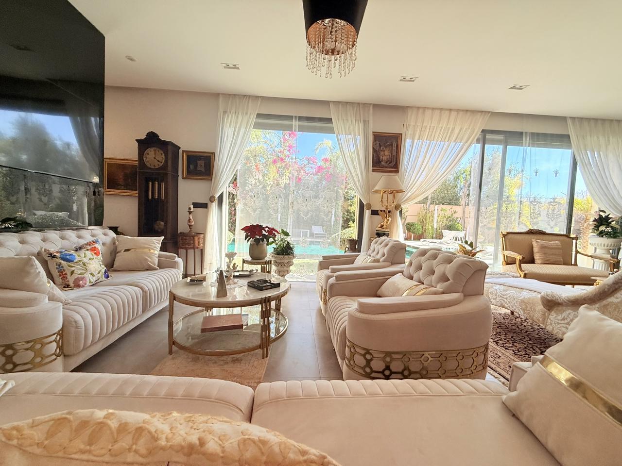 Villa moderne de 6 suites avec terrasse sur le toit et piscine à vendre - Route de Fès