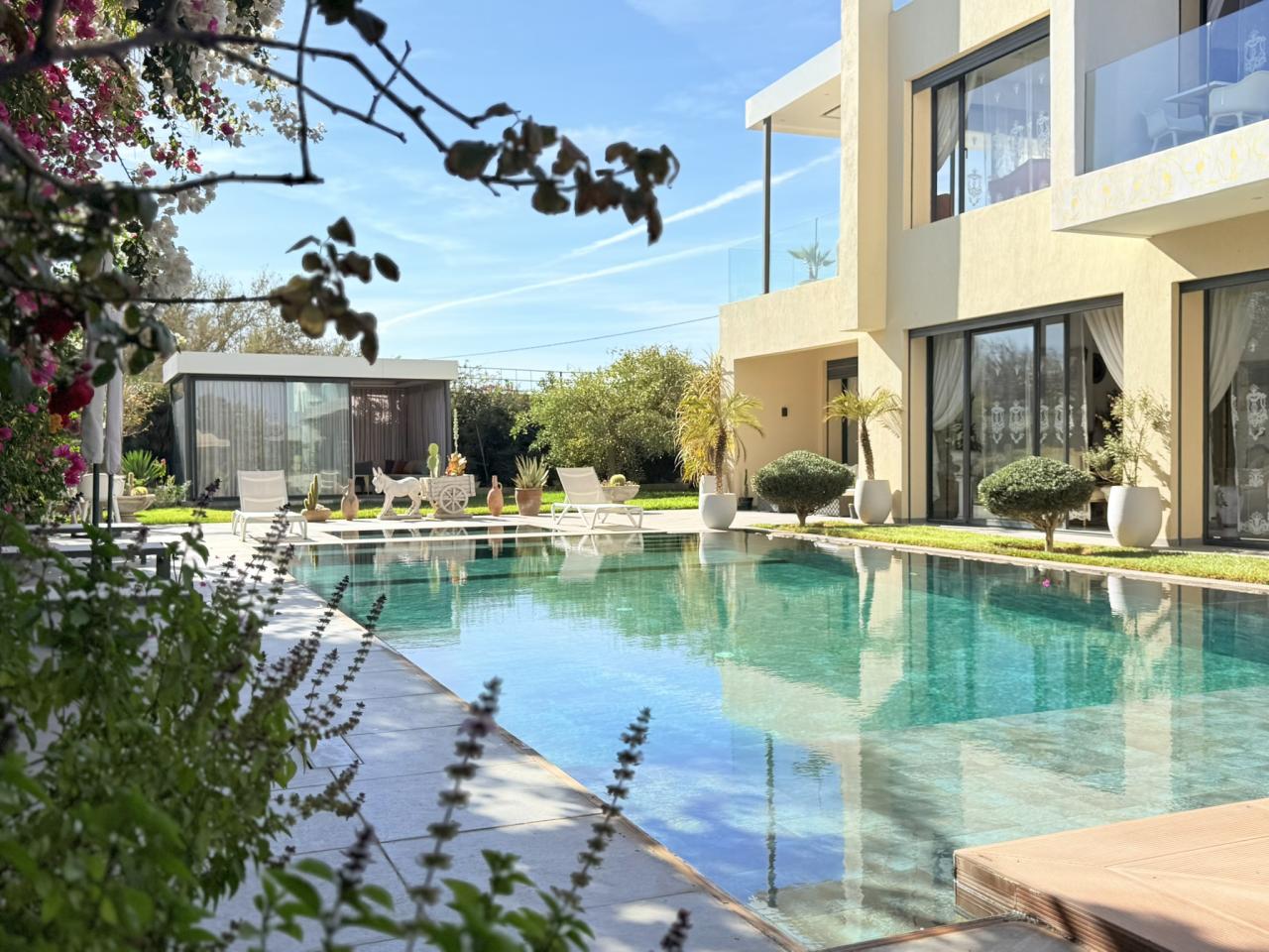Villa moderne de 6 suites avec terrasse sur le toit et piscine à vendre - Route de Fès