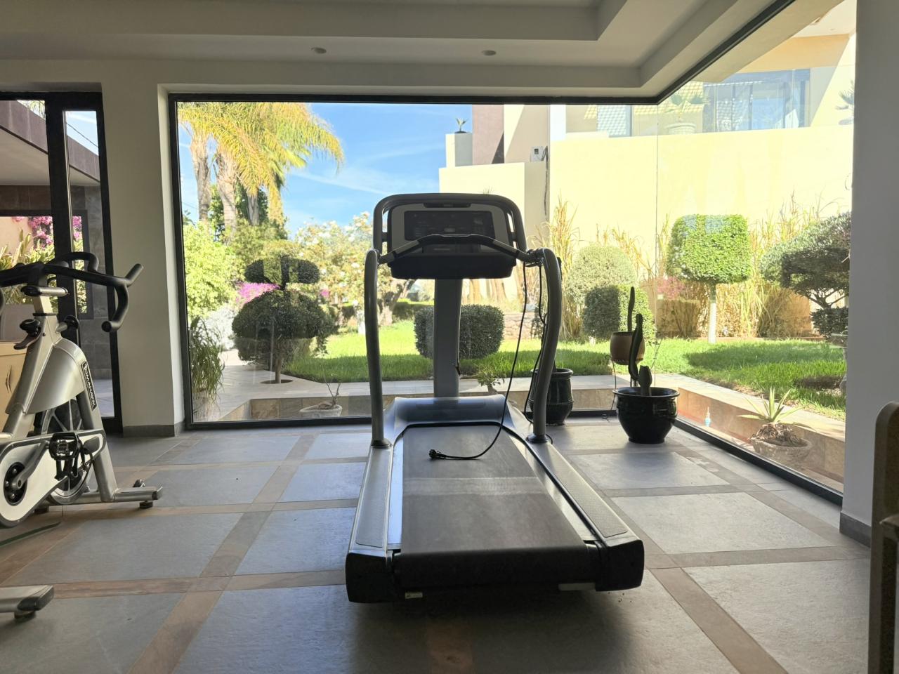 Villa moderne de 6 suites avec terrasse sur le toit et piscine à vendre - Route de Fès