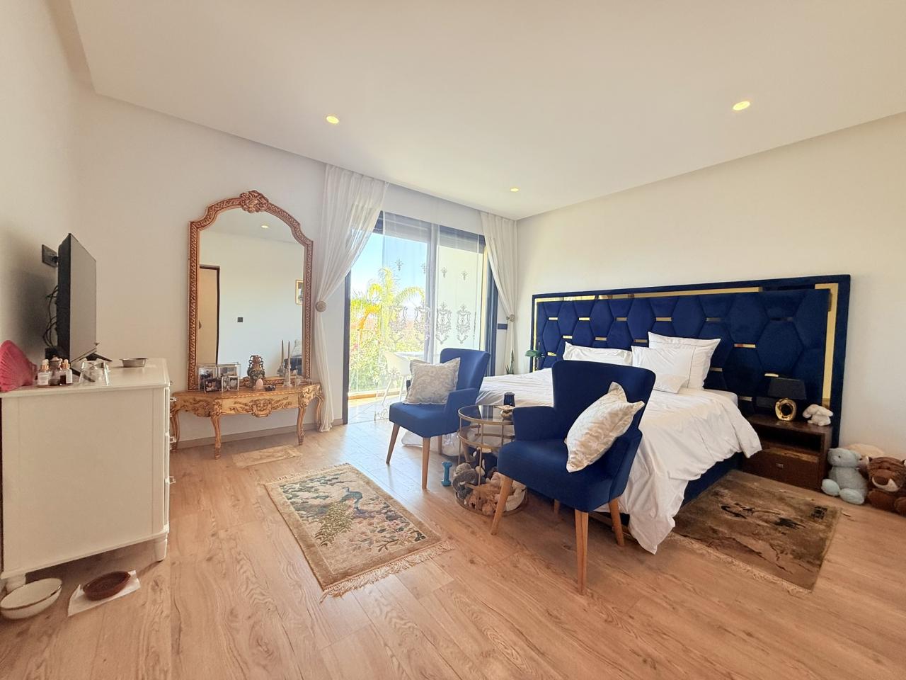 Villa moderne de 6 suites avec terrasse sur le toit et piscine à vendre - Route de Fès