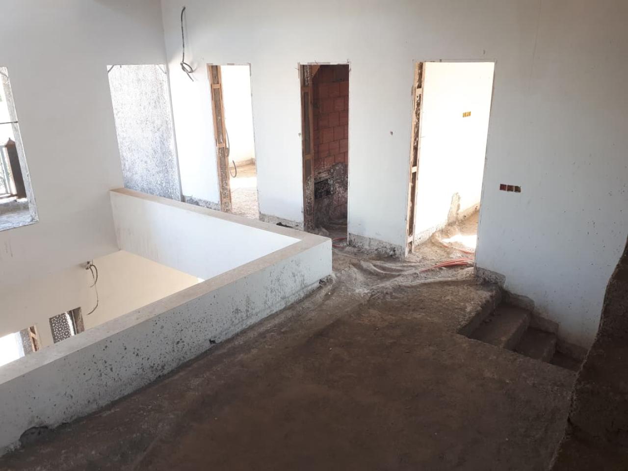 À Vendre - Villa Semi-Finie - 5 Chambres