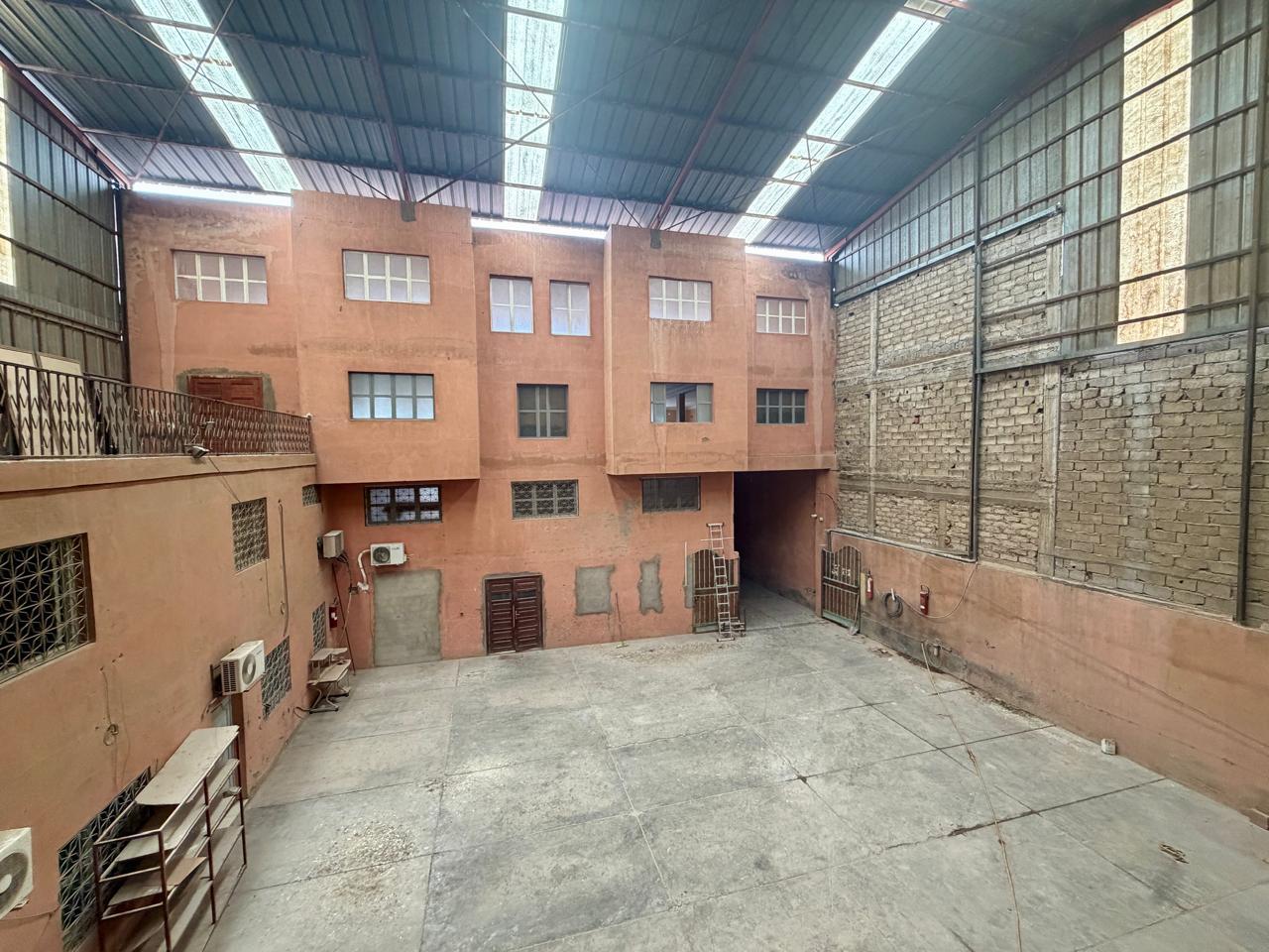 Usine avec schowroom a vendre Quartier Industriel